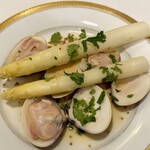 2025.3.  仏産 ホワイトアスパラガスの蛤添え ヴィネガーのバターソース 香葉の香り