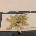 リストランテ イル バンビナッチョ - 「蕗の薹の天ぷら」。独特のえぐ味があります。