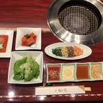 叙々苑 - 叙々苑サラダ、キムチ盛り合わせ、ホタテとクラゲの和え物、ナムル、タレ4種