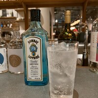 RACINES - ジンは5、6種類がストックされておりましたが、ラッコはボンベイサファイアをチョイス
