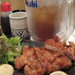 マルカイ札幌水産 - 「鶏のザンギ」とピッチャーに入った麦茶