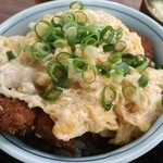 松屋 - カツ丼の具は玉ねぎ・青ねぎのみとシンプル（玉子は白身と黄身をしっかり混ぜたタイプで後のせ系、しっかり目に火が入っています）