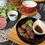T’s - ヒレ肉のサイコロステーキも美味しい♪ソースの味もgood！