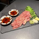 博多串焼きよかろうもん - 熊本直送霜降り馬刺し　1650円