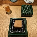 東山 吉寿 - 自家製チーズの燻製、オリジナルウィスキー