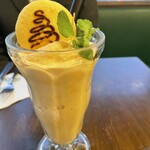 シェイクツリー バーガー＆バー - ティーシェイク　クッキーもお店のロゴ入です