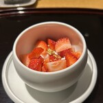 眞善美 - 杏仁豆腐　あまおう　２種類の杏子のソース