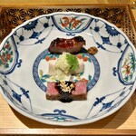 眞善美 - お肉の3種盛り　低音調理した鶏肉　葱　パクチー　加藤ポークの焼豚　黒毛和牛シャトーブリアン　黒酢　カシューナッツ