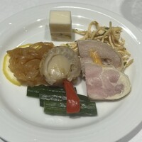 東天紅 上野店 - 六種冷菜の盛り合わせ