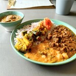 スパイスカレー モクロミ - 『2種盛り（2300円税込）』『カシューナッツポークキーマ』『ホタテアジアンハーブ』