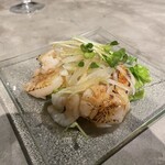 吉祥寺 井の頭テラス HONOO - 炙りホタテと海老の冷製オリーブ仕立て。美味し。