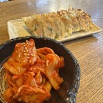 餃子酒場 たっちゃん - キムチと安い餃子