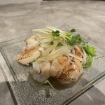 吉祥寺 井の頭テラス HONOO - 炙りホタテと海老の冷製オリーブ仕立て。美味し。