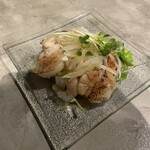 吉祥寺 井の頭テラス HONOO - 炙りホタテと海老の冷製オリーブ仕立て。美味し。