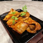 吉祥寺 井の頭テラス HONOO - ポークカルビBBQ鉄板焼。美味し。