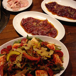 黒毛和牛 焼肉・ホルモン 独眼牛 - 紅まるサラダ、ハラミ、豚ホルモン、ロース