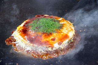 Hiroshima Okonomiyaki Teppanyaki Yuuchan - 広島お好み焼きの定番！肉玉そば本場の味をどうぞ