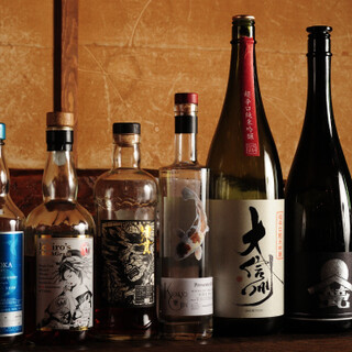 酒屋より仕入れる旬の銘酒や海外の厳選ウイスキーなどを取り揃え
