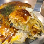 Light - 據說使用了混合了奧塔夫克醬和三和醬的お好み醬，甜味似乎稍微減少了一些？
                      切絲的甘藍甜味不算太強，麵條則相對酥脆，讓人感到滿意。