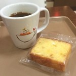 Holly's Cafe - ブレンドコーヒーとレモンパウンドケーキ