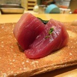 鮨 土方 - 鰹の刺身はネギ生姜の薬味を挟んである
