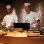 鮨 土方 - 店主の土方氏（左）と二番手の早乙女君（右）