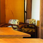 みやけ 旧鴻池邸表屋 - 座イス。机の半分ぐらいの高さで座り、食べることになりそうです。（2014.07）