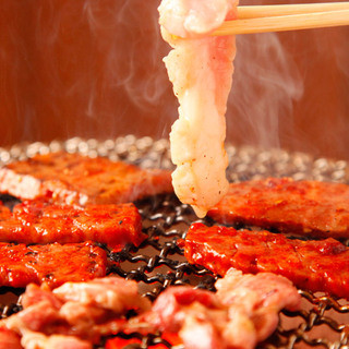 新鮮和牛の肉とホルモンを炭火で！