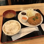 美味しい炭火焼き居酒屋 金魚 - トンカツ定食(¥800)ごはん大盛は無料サービス