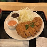 美味しい炭火焼き居酒屋 金魚 - トンカツ定食(¥800)
三元豚の肉質は良かったが、欲を言えばもう少し厚みがあればさらによかった。