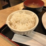美味しい炭火焼き居酒屋 金魚 - 定食ごはん大盛
見てわかる通り、もう少し上手に盛れないものか？
量的にも「これって大盛？」という感じ。無料だったから文句は言えないが…。