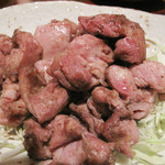 Makanaidokorokaede - 鶏もも焼き。
                      宮崎で鶏もも焼きと言うと、炎を上げて炭で焼くものをイメージしますが、
                      こちらはソテーした感じに近いです。
                      
