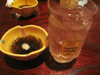 Makanaidokorokaede - ハイボールと生ビールで乾杯！
                        お通しはもずくの酢の物。ヘルシー♪