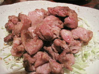Makanaidokorokaede - 鶏もも焼き。
                        宮崎で鶏もも焼きと言うと、炎を上げて炭で焼くものをイメージしますが、
                        こちらはソテーした感じに近いです。
                        