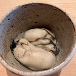 すしやのたい悟 - 三陸牡蠣の出汁煮さんでーす。①