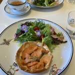 サロン ベイクアンドティー - サーモンキッシュにフラワーサラダ可愛い