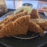 とんかつぼたん - 大きなアジフライ