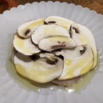 ワイン蔵バンカン - 天然ブリの冷燻とジャンボマッシュルームのカルパッチョ