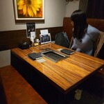 焼肉USON - 一番手前左側のテーブル席