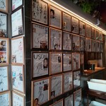 焼肉USON - 店内 (有名人のサイン色紙だらけ)