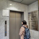 焼肉USON - お店のある六階へは、エレベーターで。