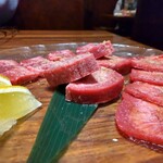 焼肉USON - 厚切りタンの厚み凄っ！