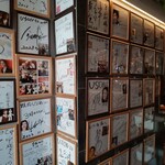 焼肉USON - 店内 (有名人のサイン色紙だらけ)