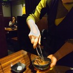 焼肉USON - 大判極上サーロイン焼きすきを溶いた生卵に付けて