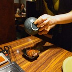 焼肉USON - 大判極上サーロイン焼きすきに、たっぷり生卵を付ける