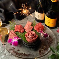 大切な方のお祝いは「肉ケーキ」を