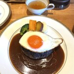 松阪牛ハンバーグ専門店ガーベラ - ハンバーグ　松阪牛のビーフデミグラスソース　　　　　　　　　半熟目玉焼きトッピング