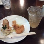 パ ノーマル カフェ - 弘バル ドライジンジャーエール＆A:バジルソースの小エビフライ＆ポテトサラダ