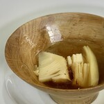 ウシマル - 孟宗竹と地鶏のスープ仕立て。炭火の香りを纏った孟宗竹と滋味に溢れた地鶏のスープが絶妙にマッチして、一品目から感動です。