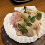 地酒と道産食材 一笑 本店 - 大きな帆立のお造り